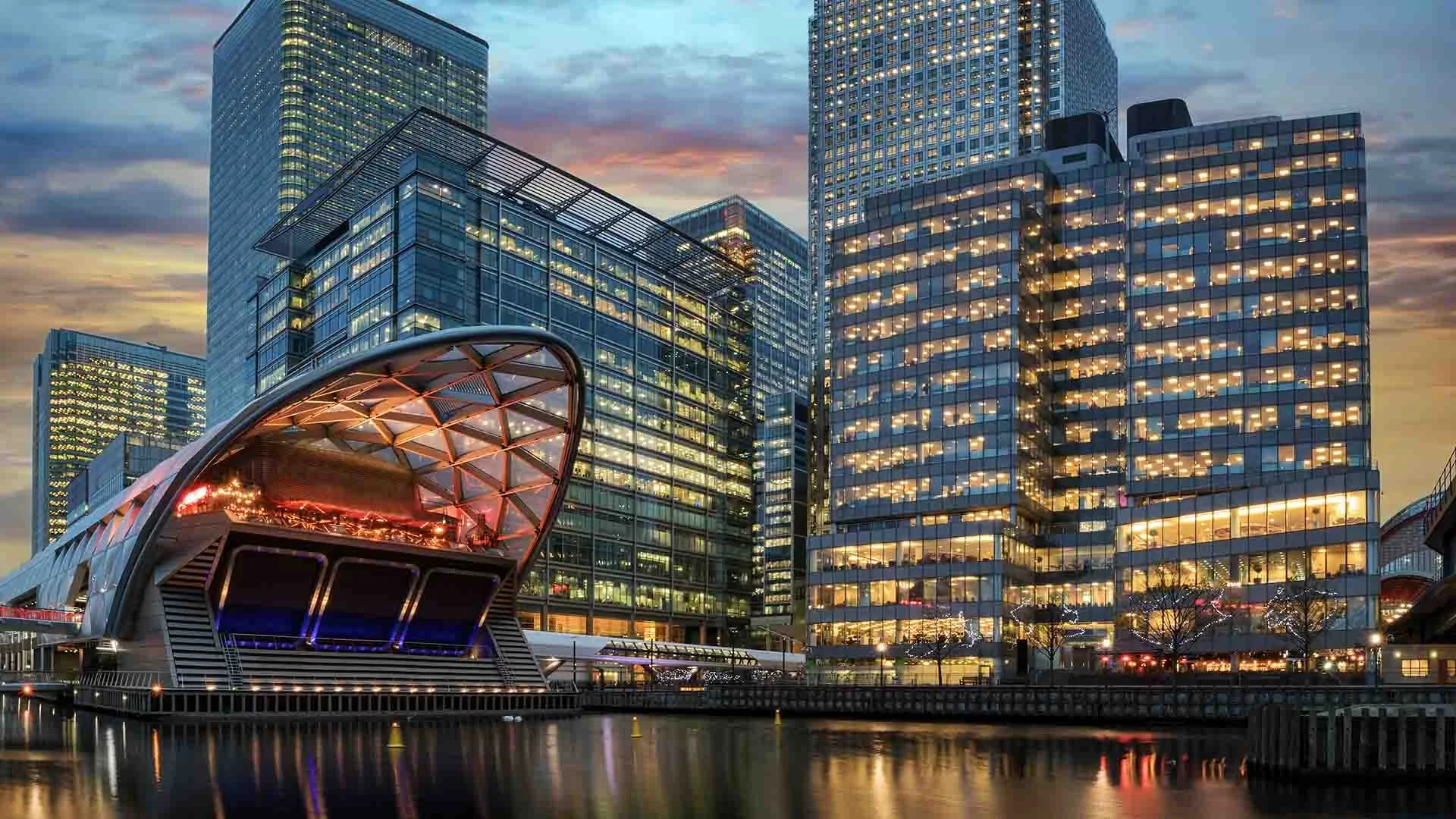 canary-wharf-crossrail-station-at-dusk-london
