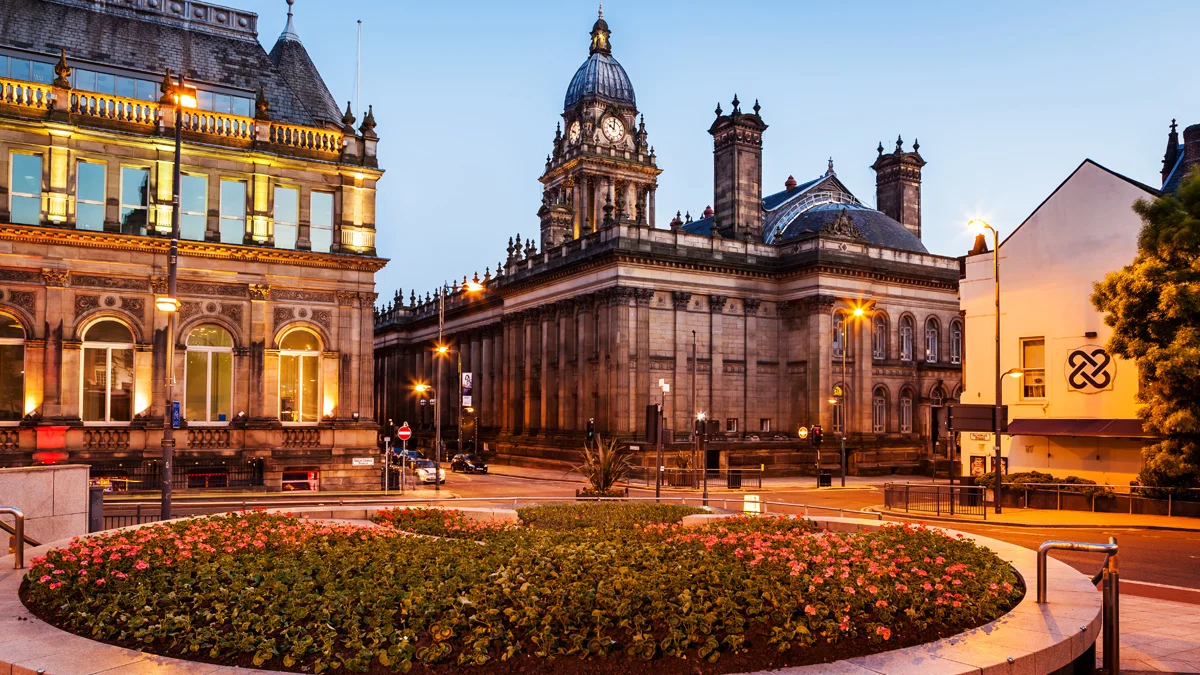 leeds-town-hall-historic-architecture-evening